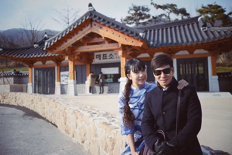 Nhờ vợ quản lý công ty, chăm con, nam ca sĩ Lý Hải mới yên tâm làm nghệ thuật và ngày càng thành công trong các vai trò mới. (Ảnh: FBNV)