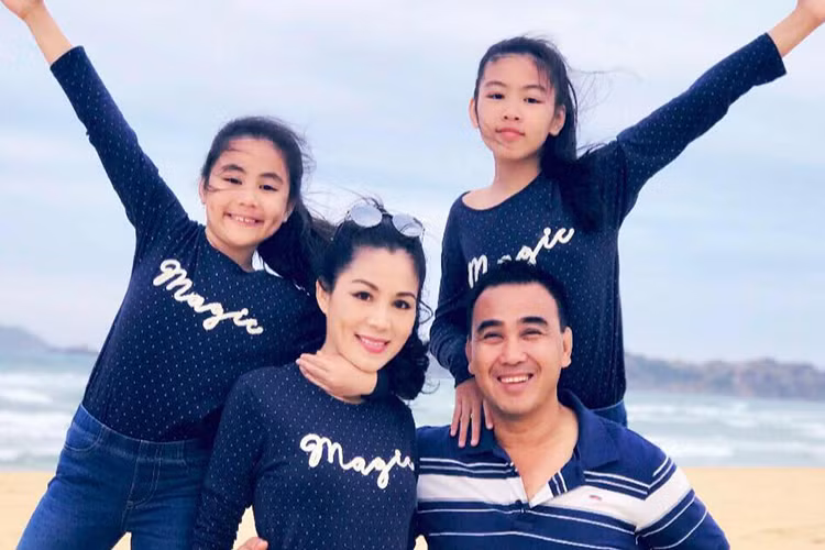 Ít xuất hiện trước truyền thông, Dạ Thảo - vợ MC Quyền Linh chính là người hỗ trợ đắc lực cho chồng. (Ảnh: FBNV)