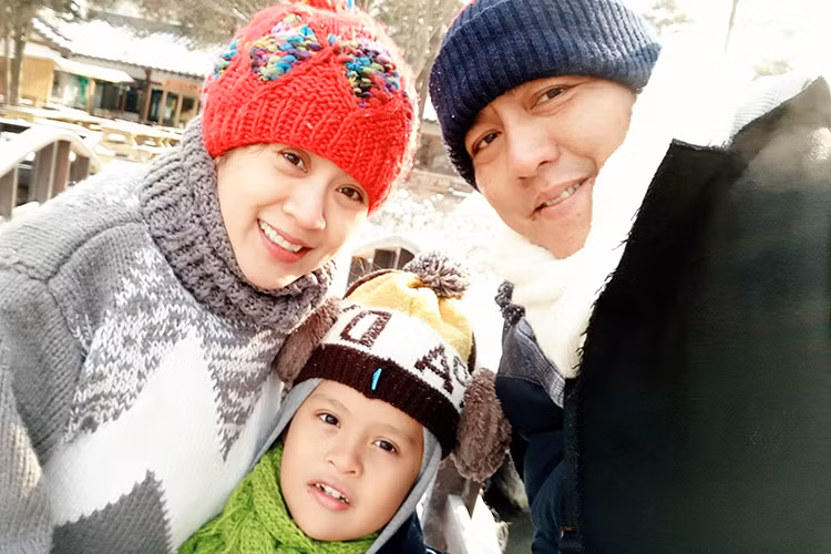 Thanh Thúy - Đức Thịnh là cặp đôi vàng của làng giải trí Việt khi có một tổ ấm vô cùng hạnh phúc bên cậu con trai kháu khỉnh. (Ảnh: FBNV)