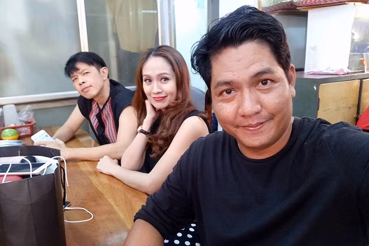 Cặp đôi cũng luôn hỗ trợ nhau trong công việc. Trong khi Đức Thịnh làm đạo diễn, Thanh Thúy chuyển sang vai trò nhà sản xuất để cho ra đời tác phẩm nghệ thuật có chất lượng. (Ảnh: FBNV)