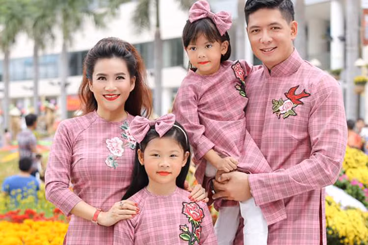 Xuất thân là người mẫu, Bình Minh lấn sân làm MC, đóng phim và gặt hái những thành công nhất định. Đằng sau anh chính là hình ảnh người vợ giỏi giang - Anh Thơ. (Ảnh: FBNV)