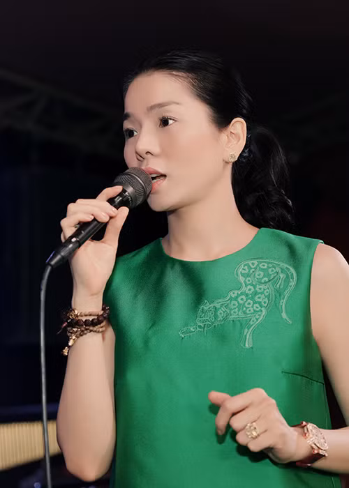 Lệ Quyên, Thanh Thảo, Hồng Nhung, Phạm Thu Hà, Mỹ Tâm và Hồng Ngọc đều là những người bạn thân thiết trong đời sống của Quang Dũng.