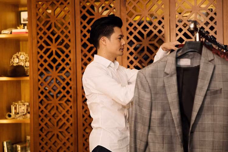 Về phần trang phục, Quang Dũng đặt may riêng từ một nhà thiết kế nổi tiếng trong nước. Được biết, trang phục được làm rất kỹ lưỡng trong hơn 1 tháng.