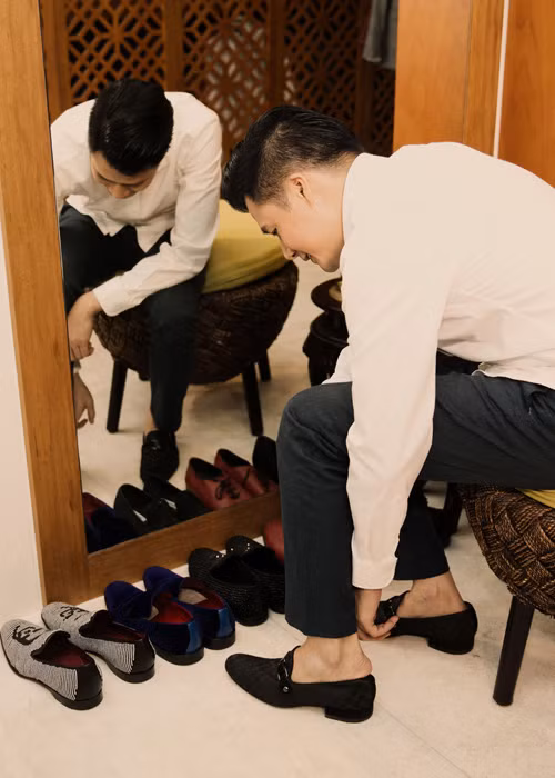 Để có vẻ ngoài chỉn chu nhất trên sân khấu, Quang Dũng dành nhiều thời gian chăm chút trang phục và phụ kiện.