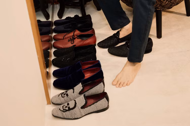 Quang Dũng cho biết, anh sẽ kết hợp trang phục với loạt phụ kiện giày dép của thương hiệu nổi tiếng nước ngoài được mua trong các chuyến công tác.