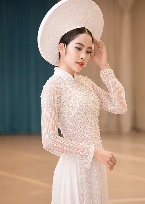 Thời gian vừa qua, Nam Em đã miệt mài ở phim trường khi tham gia hai bộ phim lớn. Đó là vai nữ chính trong phim điện ảnh “Lô Tô” và vai diễn đặc biệt trong seri phim “Mật danh Đ9”.