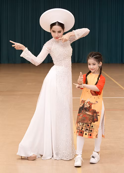 Trước đó, ở hậu trường chương trình ca nhạc, Nam Em liên tục pha trò cùng bé Bảo Ngọc.