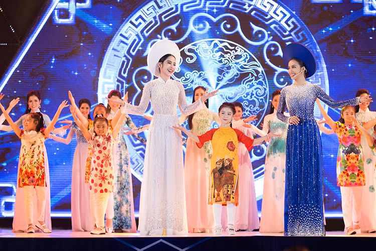 Đây là lần đầu tiên Nam Em có dịp hát song ca cùng Ái Phương. Được biết, từ lâu, Nam Em đã rất yêu mến giọng hát của đàn chị.