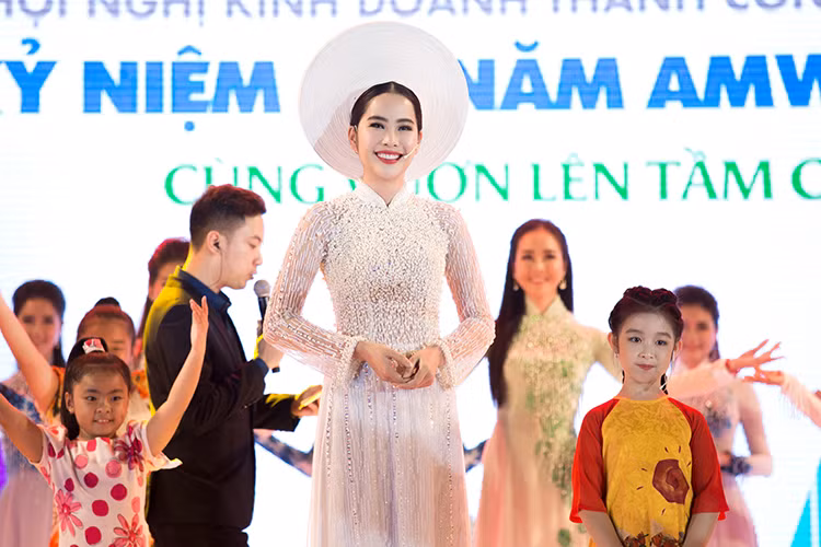 Nam Em và Ái Phương đều có điểm chung là xuất phát điểm từ người mẫu, sau đó mới lấn sân sang lĩnh vực ca hát.