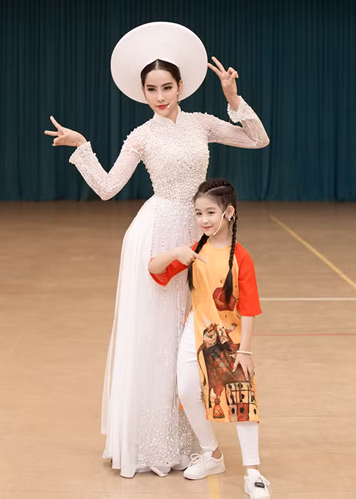 Sự thân thiện và vui vẻ của Hoa khôi Nguyễn Thị Lệ Nam Em đã khuấy động hậu trường.