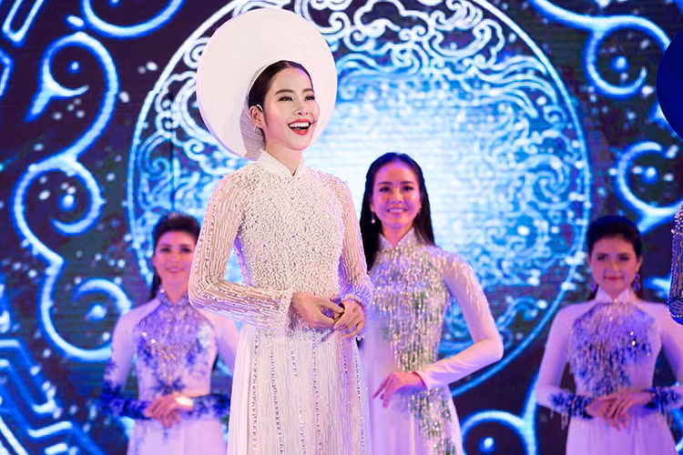 Với lợi thế sắc vóc cùng giọng hát ngọt ngào, Nam Em đã hòa giọng cùng Ái Phương trong một tiết mục ca nhạc thời trang đặc sắc với chủ đề “Nét đẹp Á Đông”.