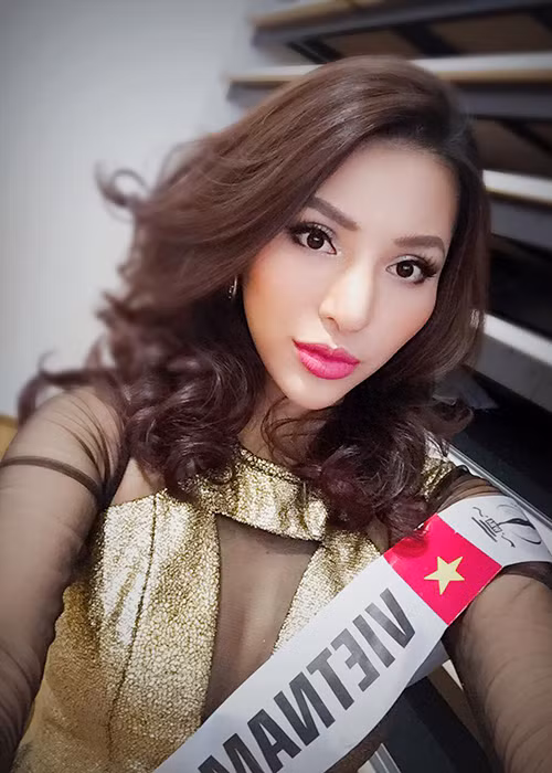 Năm 2016, chân dài sinh năm 1992 còn đại diện Việt Nam đi thi Hoa hậu Siêu quốc gia. Trên đấu trường nhan sắc quốc tế, Khả Trang đã đạt thành tích top 25 chung cuộc và giải phụ Quốc phục đẹp nhất. Ảnh: FBNV