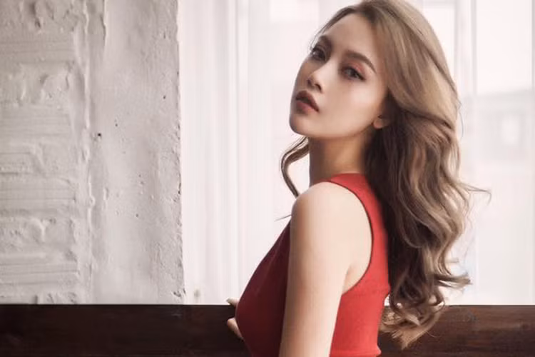 Với chiều cao 1m69 cùng gương mặt xinh đẹp, Thùy Linh gây bão tại The Face năm nay. Hiện tại, bạn gái cũ của Lê Hiếu đang có lượng bình chọn cao thứ 4 trong top 10 vòng online của cuộc thi. Ảnh: Dân Việt