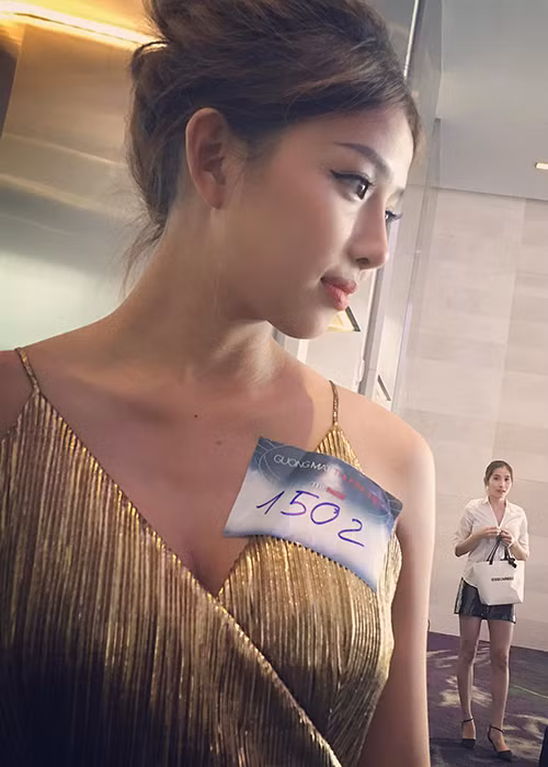 Trong buổi sơ tuyển The Face, bạn gái Phan Mạnh Quỳnh lọt top 50. “Như đã hứa với các bạn "nhắc nhở" Vy đi thi The Face. Lọt top 50 và hiện tới vòng phỏng vấn, cũng đã xong, chờ kết quả như ngồi trên đống lửa. Nhưng dù có ra sao cũng sẽ vui nhé”, Khánh Vy viết. Ảnh: FBNV