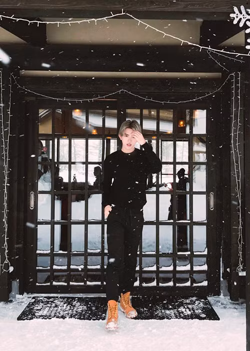 Gần đây, giới tính thật của Phúc Tín bất ngờ được mẹ công khai. Theo đó, Hoa hậu Thu Hoài cho biết, con trai lớn là người đồng tính. Ảnh: FBNV