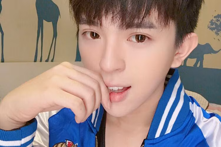 Con trai Hoa hậu Thu Hoài luôn tin vào tình yêu trong thế giới đồng tính. Hiện tại, Phúc Tín vẫn đang cô đơn. Ảnh: FBNV