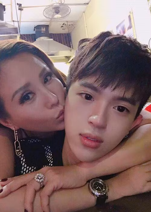 Thu Hoài cũng chia sẻ, cô không xấu hổ hay giấu giếm việc cậu quý tử đầu lòng là người đồng tính. Ảnh: FBNV