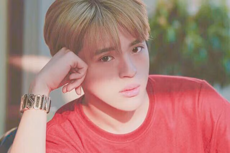 Con trai Hoa hậu Thu Hoài năm nay 22 tuổi. Anh sở hữu vẻ ngoài điển trai không kém một hot boy. Ảnh: FBNV