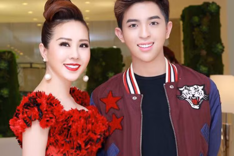 Theo lời Thu Hoài, cô biết con trai có sự thay đổi giới tính lúc 14 tuổi. Tuy nhiên, cô đợi con trai đủ 18 tuổi mới dụ uống rượu để trải lòng. Ảnh: FBNV