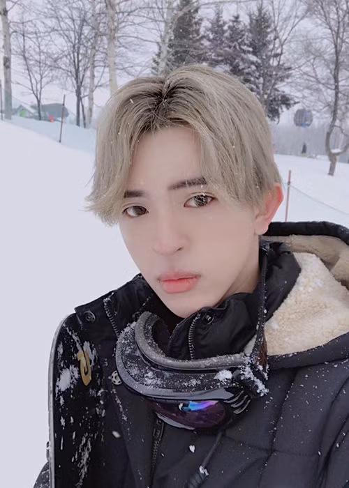 Dung mạo thư sinh như trai xứ Hàn giúp Phúc Tín nhận được sự chú ý của nhiều cư dân mạng. Ảnh: FBNV