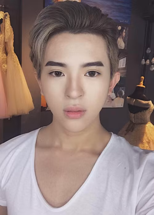 Dù làm việc cho mẹ nhưng Phúc Tín có được vị trí hiện tại nhờ được đồng nghiệp đề bạt bắt đầu từ vị trí thấp nhất. Ảnh: FBNV