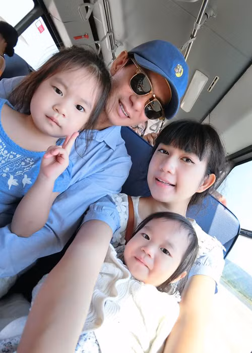 Có cuộc sống hôn nhân viên mãn, cựu hot girl gốc Sài thành dường như lại càng trẻ trung, xinh đẹp hơn. (Ảnh: FBNV)