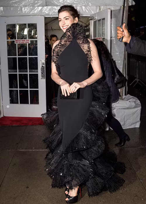 Mới đây, diễn viên Anne Hathaway tới dự buổi công chiếu bộ phim mới mà cô đóng vai chính Colossal ở rạp AMC Lincoln Square Theater tại New York. Người đẹp diện bộ đầm đen Armani Privé để mang tới thảm đỏ.