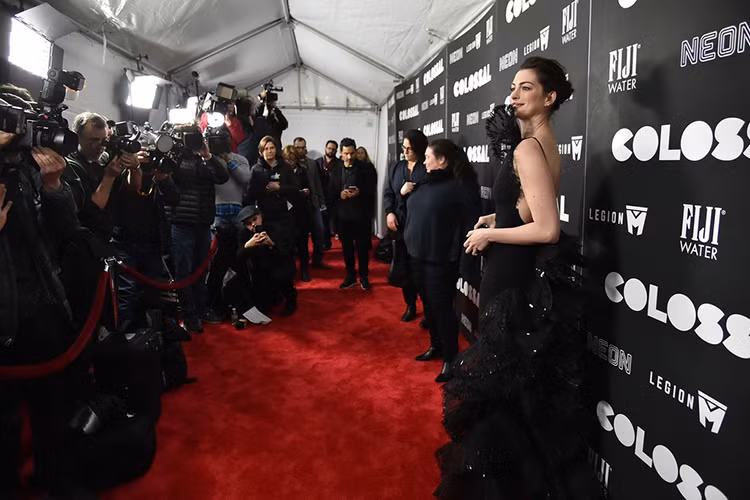 Nữ diễn viên 34 tuổi lộng lẫy trong thiết kế ôm sát cơ thể, đường xếp nhún (ruffle) ở cổ yếm và bám quanh lấy chân váy cho tới hông, tạo nên nét uyển chuyển. Những đường xếp nhún này được làm từ vải tuyn kim tuyến lấp lánh.