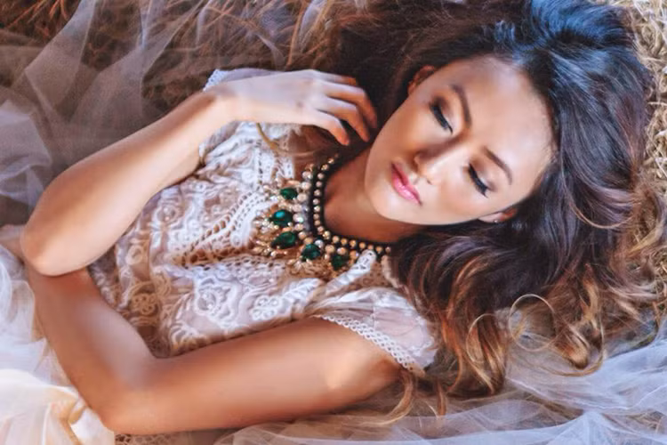 Sở hữu gương mặt xinh đẹp cùng vóc dáng cân đối, vợ của Mai Quốc Việt từng làm người mẫu tại Canada. Ảnh: FBNV