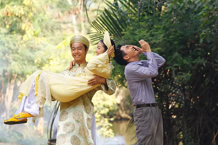 Ở hậu trường, Will 365 cho biết, đây là lần đầu tiên anh hóa thân vào vai một chàng công tử miền Tây và đặc biệt là được “trẻ lại” rất nhiều vì Năm Triều trong phim khi đó chỉ mới 17 tuổi.