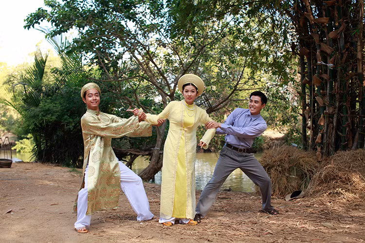 Trái với hình ảnh nghiêm túc trên phim, ở hậu trường, dàn diễn viên phim “Dạ cổ hoài lang” vui vẻ trêu đùa nhau. Trong ảnh, Will “cướp dâu” từ tay Đình Hiếu (ngoài cùng bên trái).