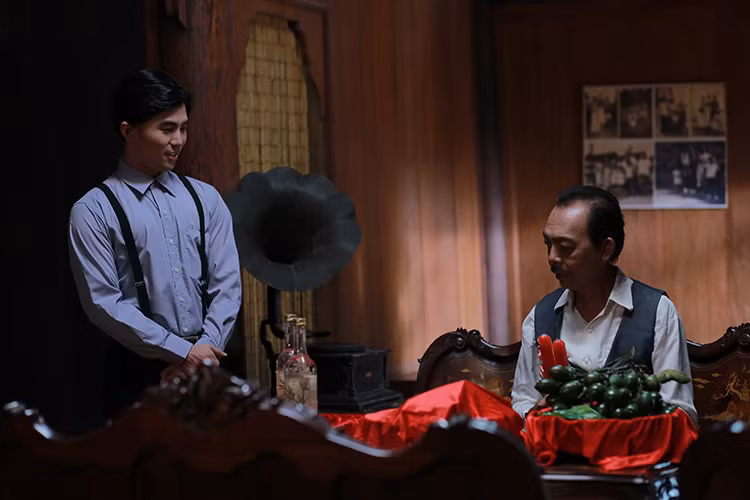 Nghệ sĩ Thanh Hoàng - tác giả vở kịch “Dạ cổ hoài lang” cũng tham gia bộ phim chuyển thể với vai bố của Năm Triều.