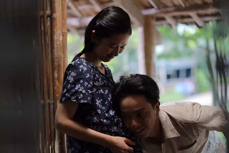 Trong clip hậu trường mới nhất, đạo diễn Nguyễn Quang Dũng đã có phần chia sẻ về những cảnh quay làng quê, tái hiện hình ảnh đẹp về quê hương, đất nước. Bên cạnh đó, nam đạo diễn cũng rất hài lòng với những lựa chọn của mình cho các nhân vật trong phim, đặc biệt là dàn diễn viên trẻ.