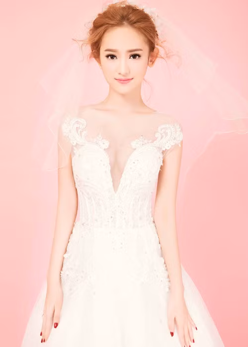 Hậu dao kéo gương mặt và vòng một, hot girl gốc Cà Mau gây ấn tượng với nét đẹp ngày càng nữ tính hơn.