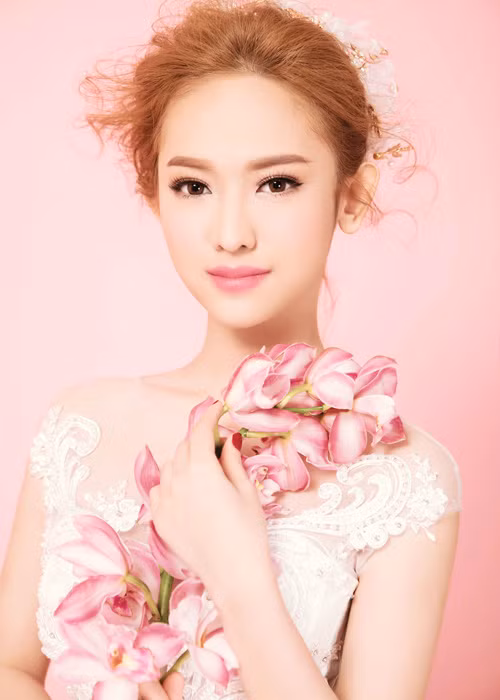 Lọt vào top 10 vòng online The Face, Thúy Vi sẽ có cơ hội thực hiện thử thách với ban giám khảo để chọn ra 2 gương mặt bước vào vòng ghi hình.