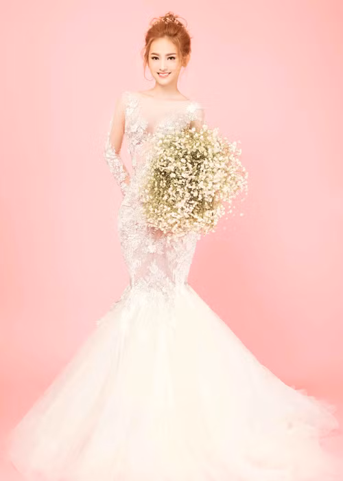 Vẫn là nét đẹp nữ tính nhưng Thúy Vi lại gây ấn tượng với hình ảnh một hot girl vô cùng gợi cảm.