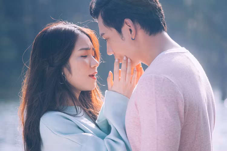 Việc lựa chọn quay ngoại cảnh tăng thêm phần cảm xúc và dẫn dắt câu chuyện tình yêu của đôi tình nhân Hòa Minzy - Lý Bình trở nên ngọt ngào và say đắm hơn.