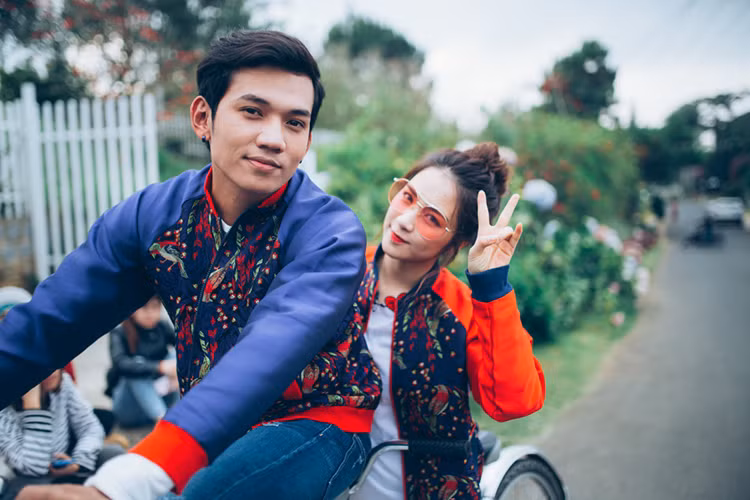 So với một Hòa Minzy đầy màu sắc, tưng tửng trong các MV trước đây, Hòa Minzy của “Tìm một nửa cô đơn” chân thành, tự sự và nội tâm hơn rất nhiều.