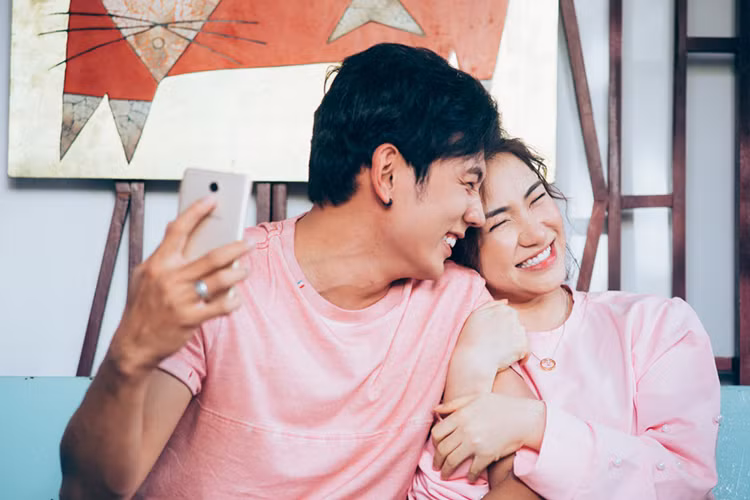 Về hình ảnh lạ lẫm này, Hòa Minzy chia sẻ có đôi chút khác biệt so với cá tính thường ngày của mình cũng như các MV cô từng cho ra mắt.