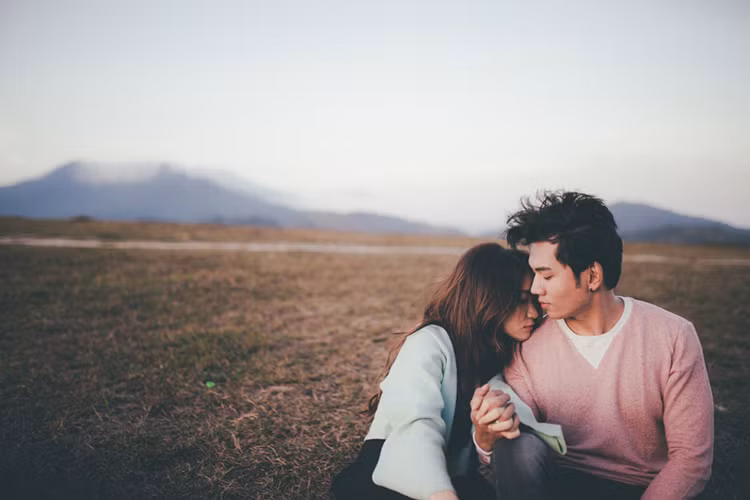 Trong MV “Tìm một nửa cô đơn”, Hòa Minzy có nhiều phân cảnh tình tứ với Lý Bình.