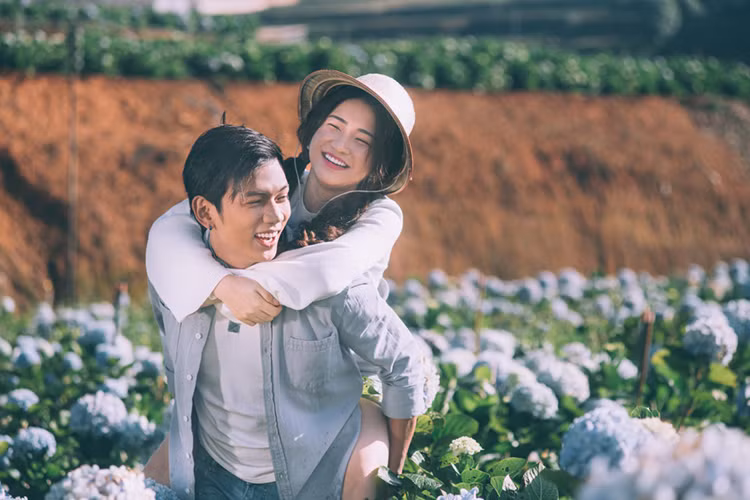 Anh ngon tinh cua Hoa Minzy va con trai nuoi Hoai Linh