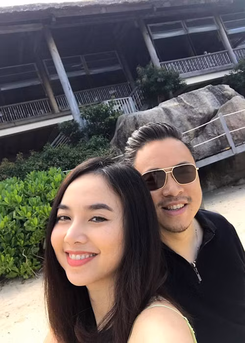 Trước đó, vào tháng 3/2016, nam đạo diễn phim “Tôi thấy hoa vàng trên cỏ xanh” tổ chức đám cưới tại Việt Nam. Ảnh: FBNV