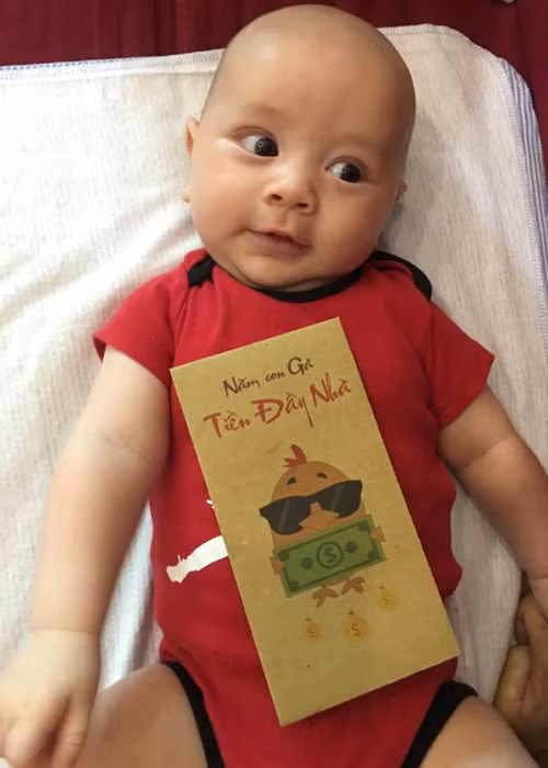 Dù còn nhỏ nhưng biểu cảm của bé Alex rất đa dạng, hài hước và riêng biệt khiến người hâm mộ thích thú. Ảnh: FBNV