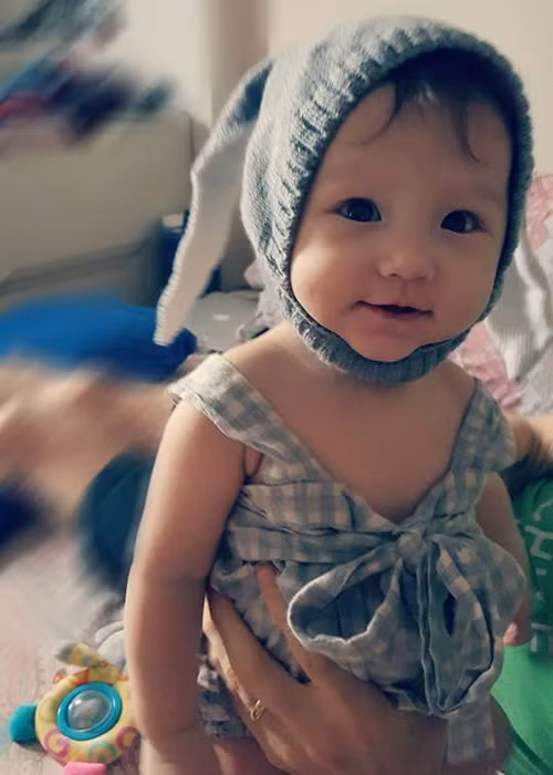 Bé Ailani còn có tên thân mật là Kuru, một từ tiếng Nhật để chỉ những lọn tóc xoăn vì bé có mái tóc xoăn giống bố. Ảnh: FBNV