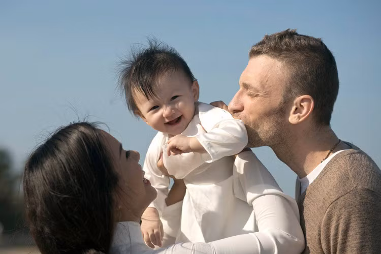 Bé Ailani rất hay cười, đặc biệt khi được bố mẹ chụp hình. Ảnh: FBNV