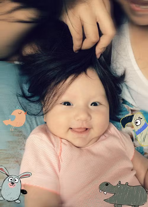 Nhóc tì nhà quán quân Vietnam Idol 2007 sở hữu những nét đẹp của cả bố lẫn mẹ. Bé có làn da trắng trẻo, chiếc mũi cao và đôi mắt hai mí. Ảnh: FBNV