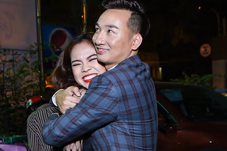 Sự nhầm lẫn này khiến Thành Trung bị “ném đá”. Sau sự cố, khi có dịp “chạm mặt” Giang Hồng Ngọc, nam MC đã ra tận xe tìm gặp và xin lỗi nữ ca sĩ. Từng buồn vì Thành Trung nhưng Giang Hồng Ngọc cũng vui vẻ giảng hòa. Ảnh: Dân Việt