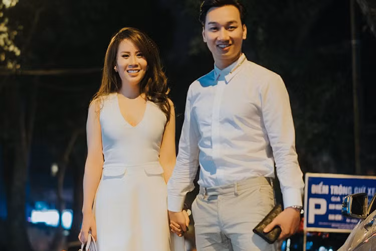 Thành Trung gần như không lên tiếng đôi co với Thu Phượng chỉ đến khi bị nói bóng gió “sống giả tạo”. Sự việc ngày càng ồn ào sau khi Ngọc Hương bênh vực Thành Trung và chỉ trích Thu Phượng bằng từ ngữ khá nặng nề khiến nam MC mất điểm trong mắt khán giả. Ảnh: FBNV