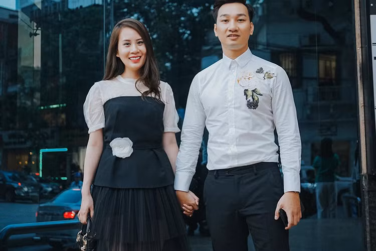 Đầu năm 2014, danh hài Thành Trung trở thành tâm điểm của dư luận vì ồn ào với vợ cũ Thu Phượng. Cụ thể, thời điểm này, nam MC công khai hẹn hò Ngọc Hương (trong ảnh). Ban đầu, Thu Phượng chúc mừng chồng cũ nhưng sau đó, bất ngờ tố anh không quan tâm đến con gái. Ảnh: FBNV