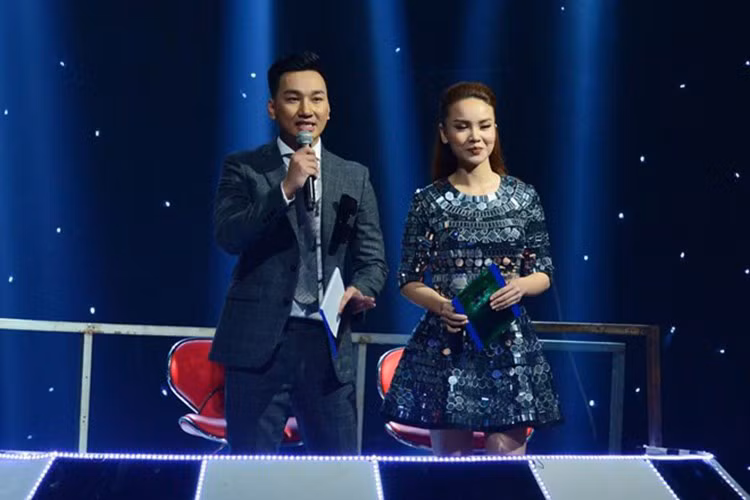 Lần đầu đảm nhận vai trò MC của The Remix, Thành Trung bị “ném đá” một số lần về lỗi ứng xử. Ngay trong đêm đầu tiên, anh liên tục nói sai, phát âm tiếng Anh chưa chuẩn khiến khán giả không hài lòng. Ảnh: FBNV